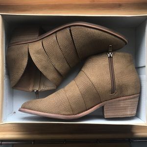 Very G Hop Along Booties NWT